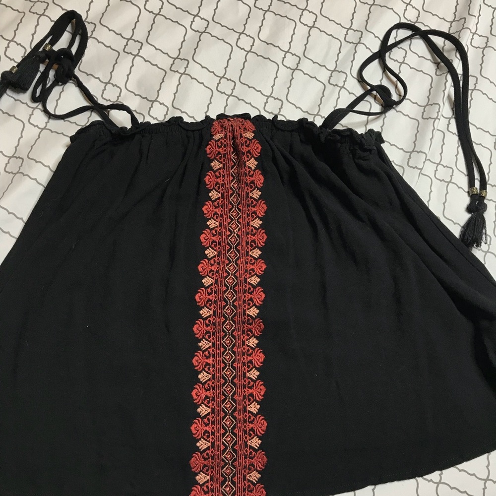 BLACK TUBE TOP WITH DESIGN DOWN MIDDLE